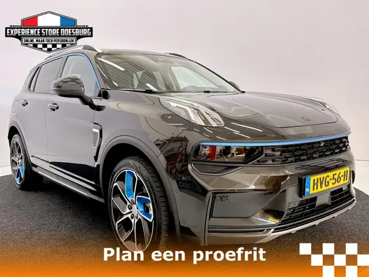 Lynk & Co 01 1.5 MY22 - Rij bijzonder, elke dag weer! Ik wilde altijd al iets bijzonders rijden — en toen zag ik deze zwarte Lynk & Co 01 bij de Experience Store Doesburg. Hybride, automaat, 192 pk en klaar voor nog heel veel zorgeloze kilometers met een jaar Autotrust garantie. Nu stap ik elke dag met een glimlach in en jij kunt dat ook!